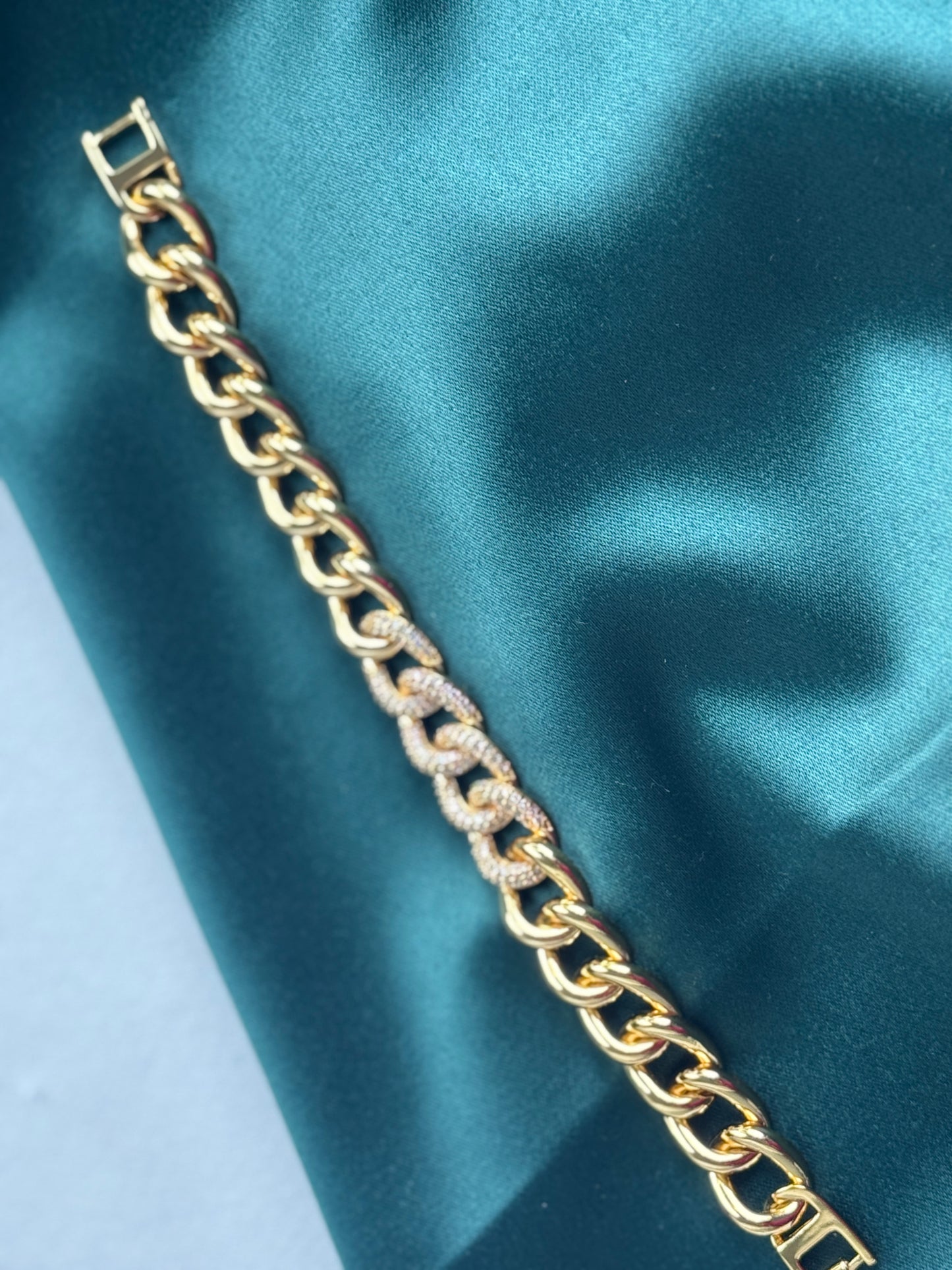 ITALIAN GOLD BRACELET.