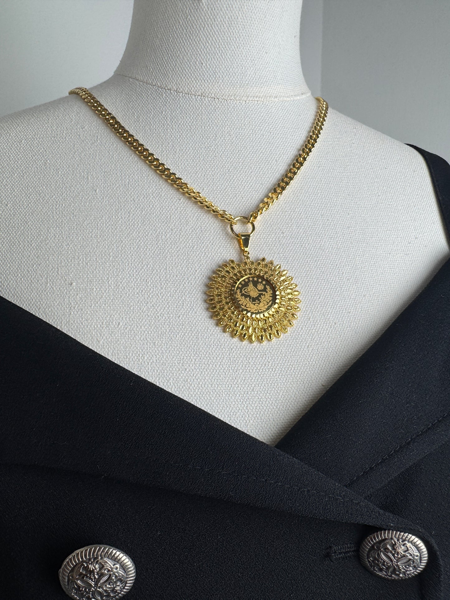 ITALIAN GOLD NECKLACE.