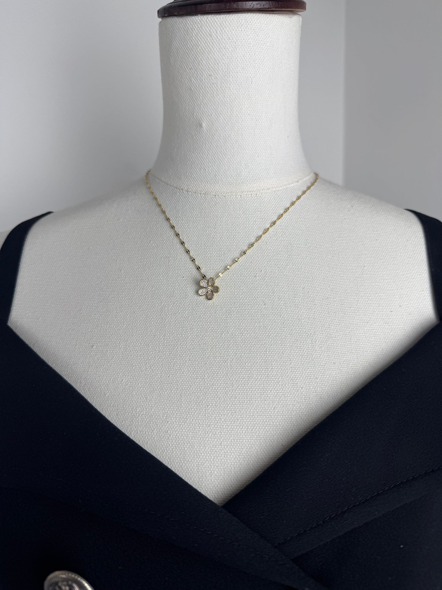 ITALIAN GOLD NECKLACE.