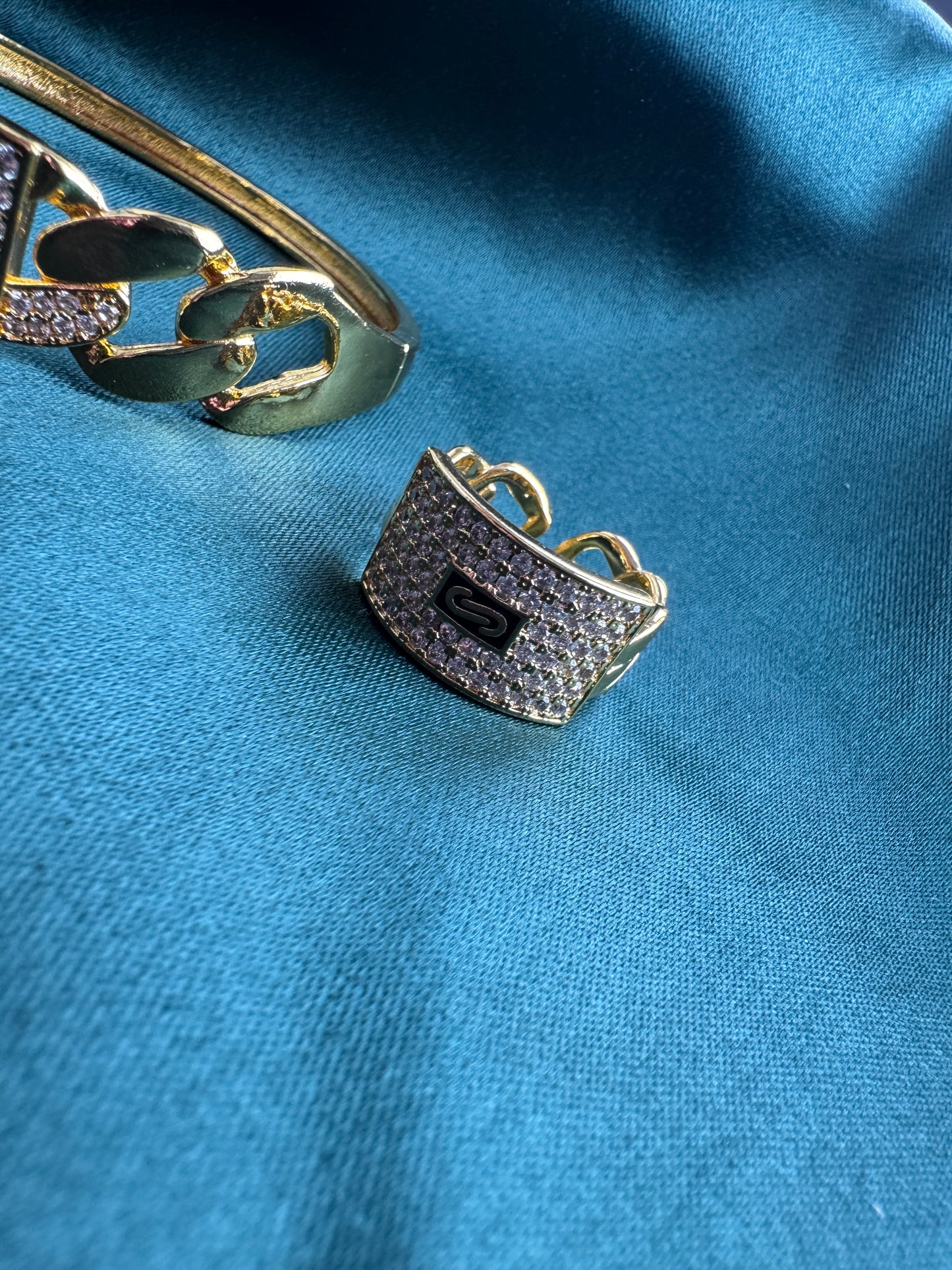 ITALIAN GOLD BRACELET AND RING SET.