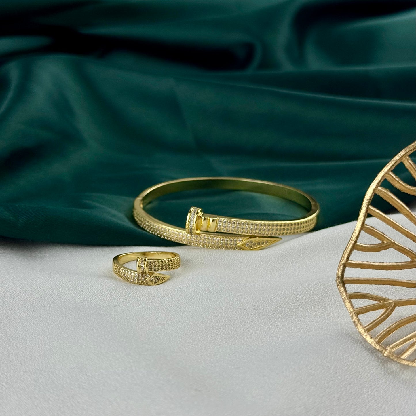 ITALIAN GOLD BRACELET AND RING SET.