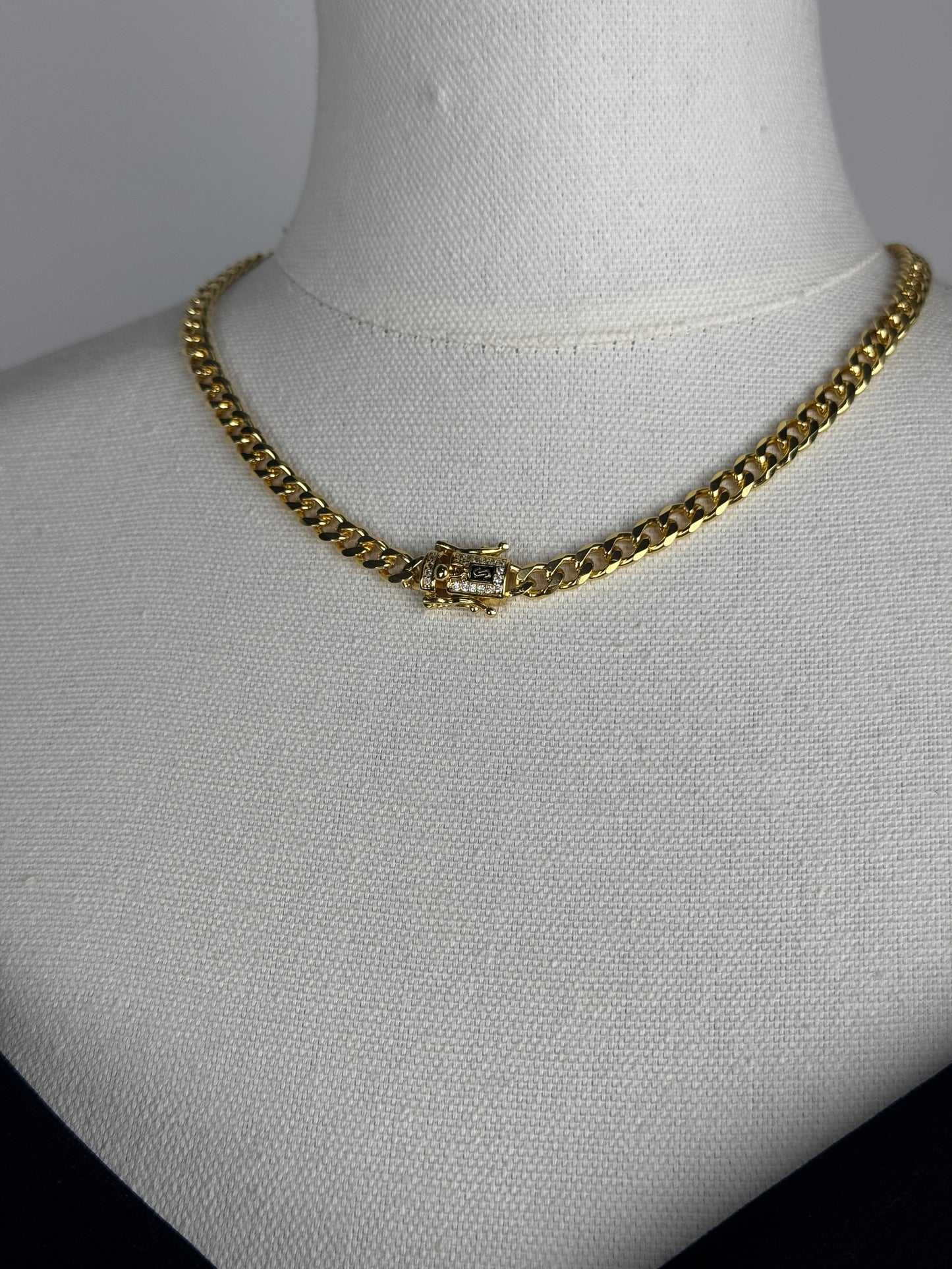 ITALIAN GOLD NECKLACE.