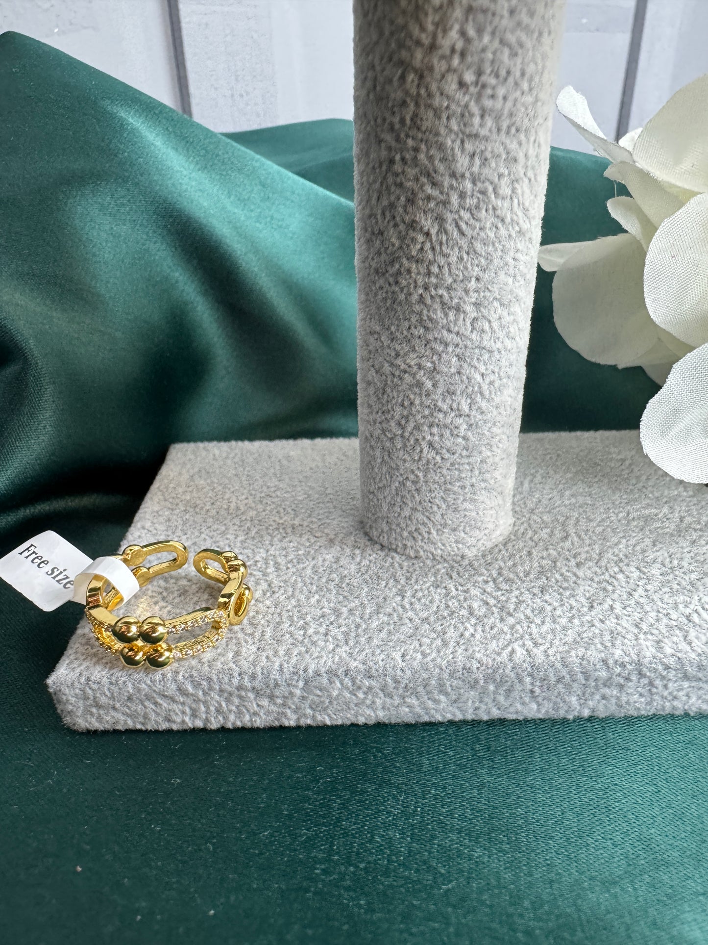 ITALIAN GOLD BRACELET AND RING SET.