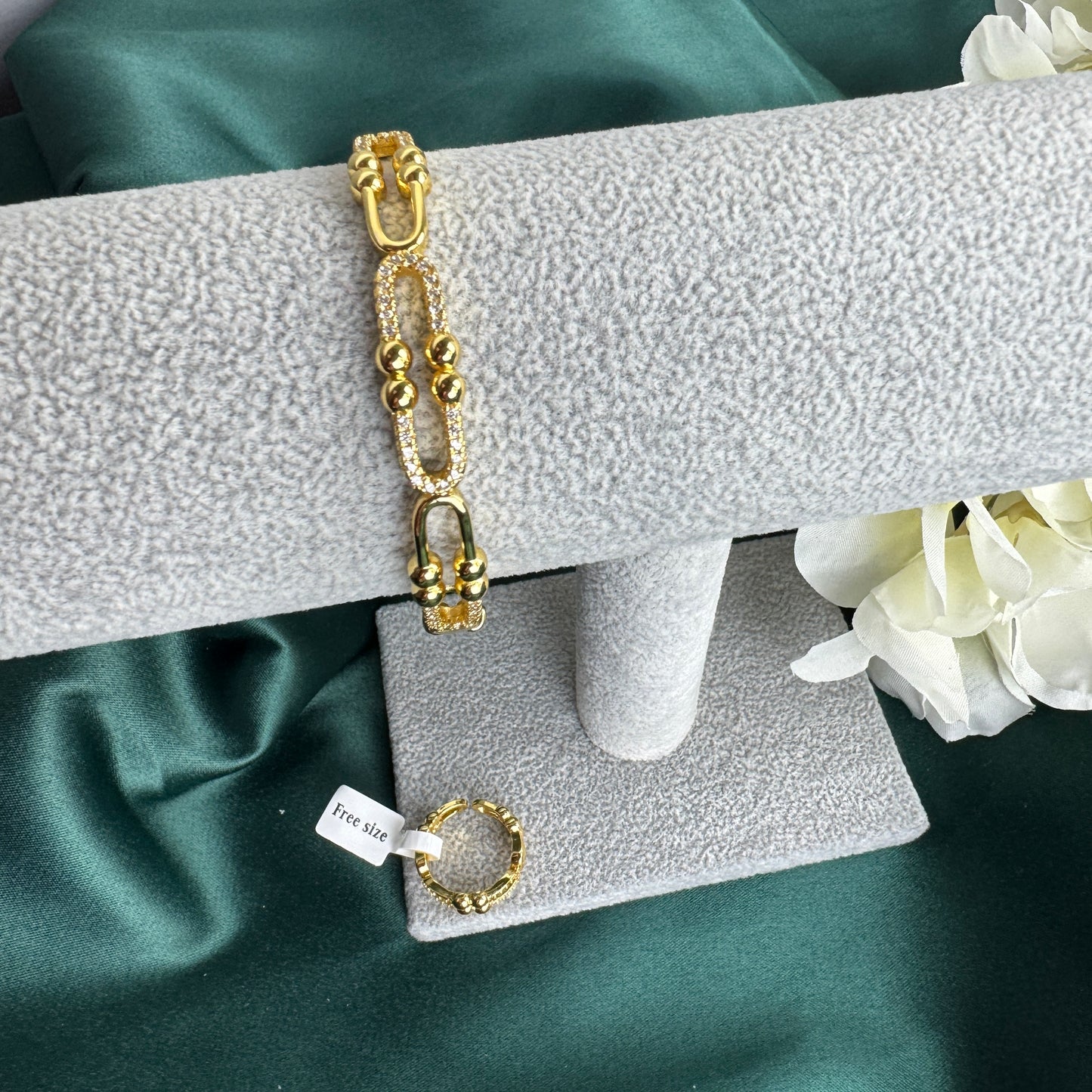 ITALIAN GOLD BRACELET AND RING SET.