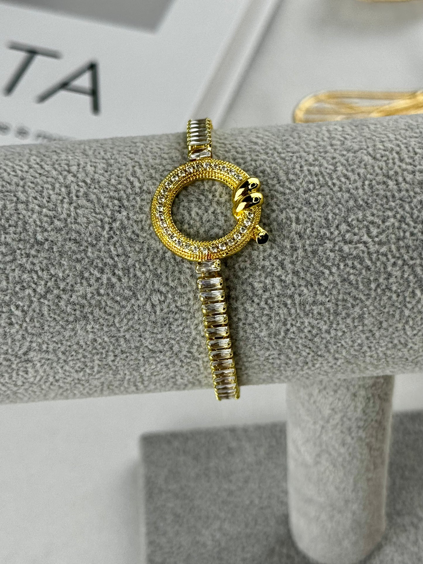 ITALIAN GOLD BRACELET.