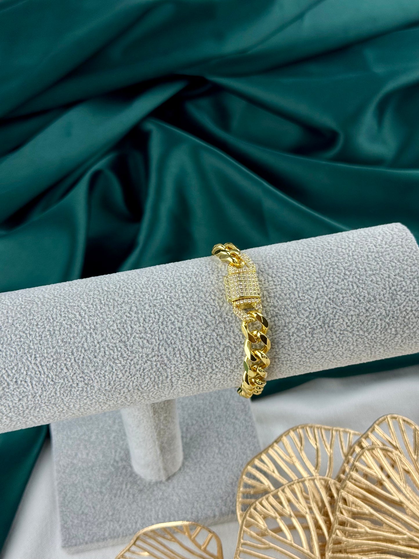 ITALIAN GOLD BRACELET.
