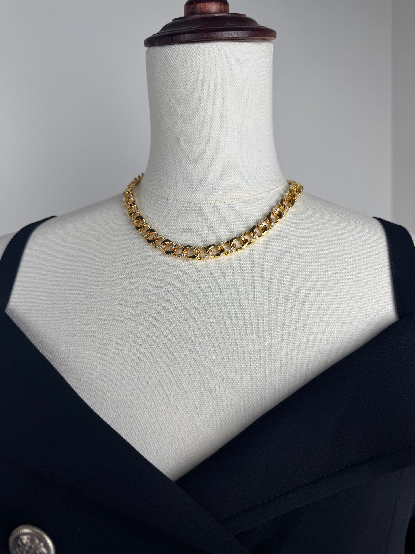 ITALIAN GOLD NECKLACE.