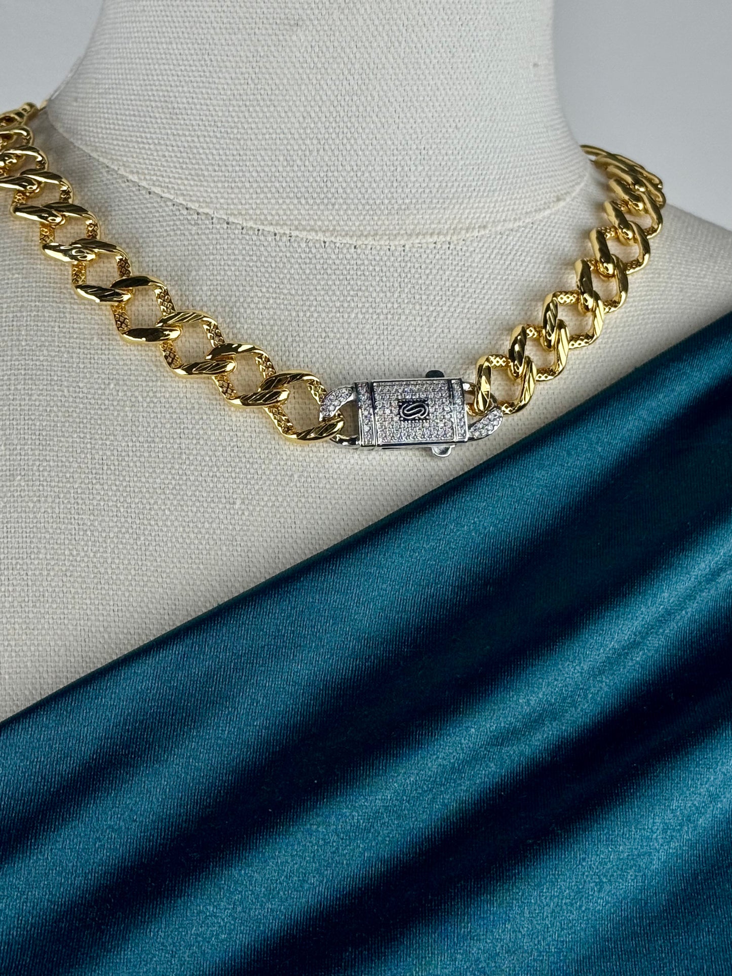 ITALIAN GOLD NECKLACE.
