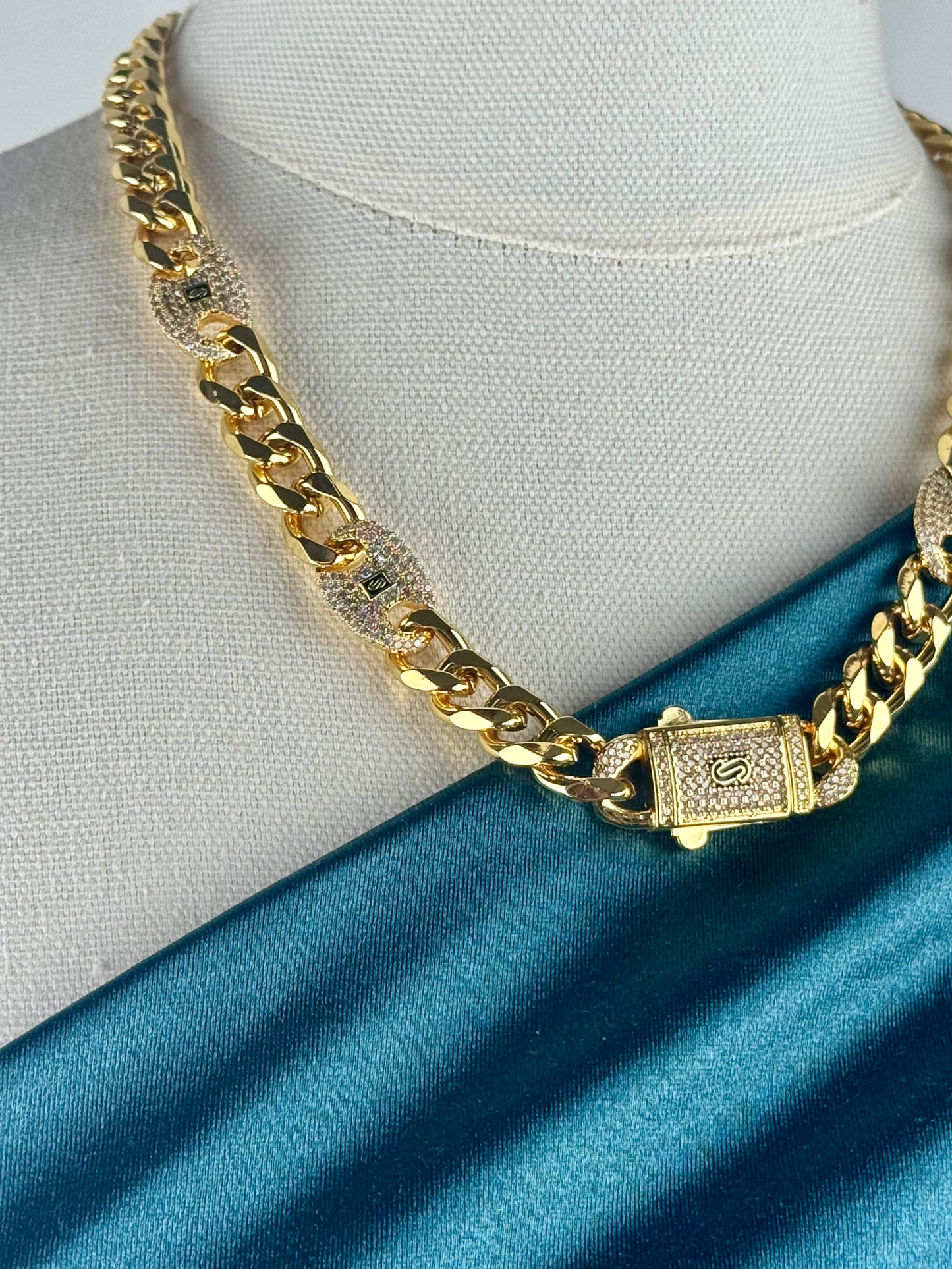 ITALIAN GOLD NECKLACE.