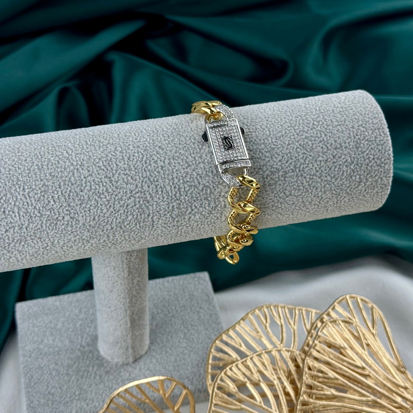 ITALIAN GOLD BRACELET.