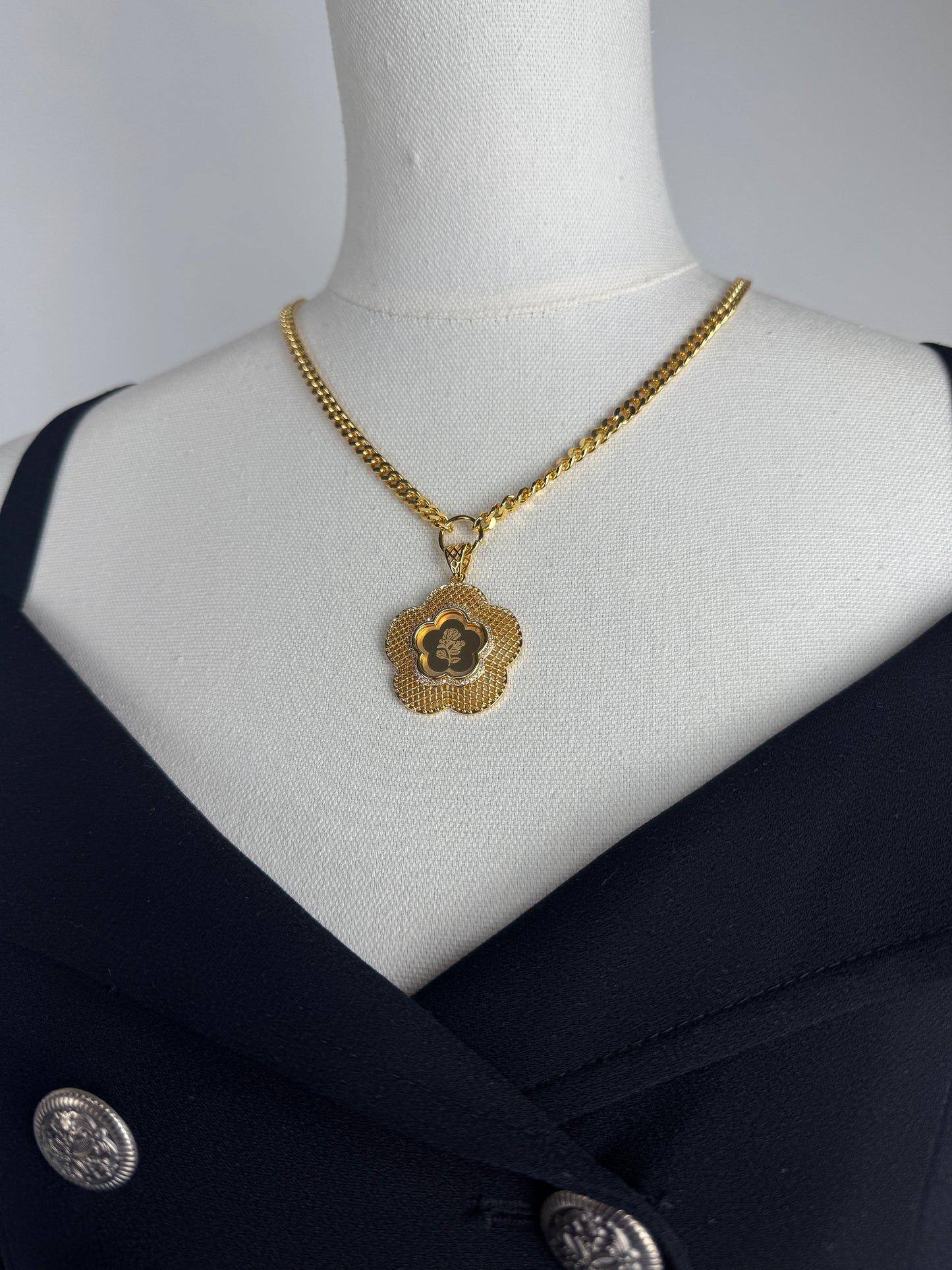 ITALIAN GOLD NECKLACE.