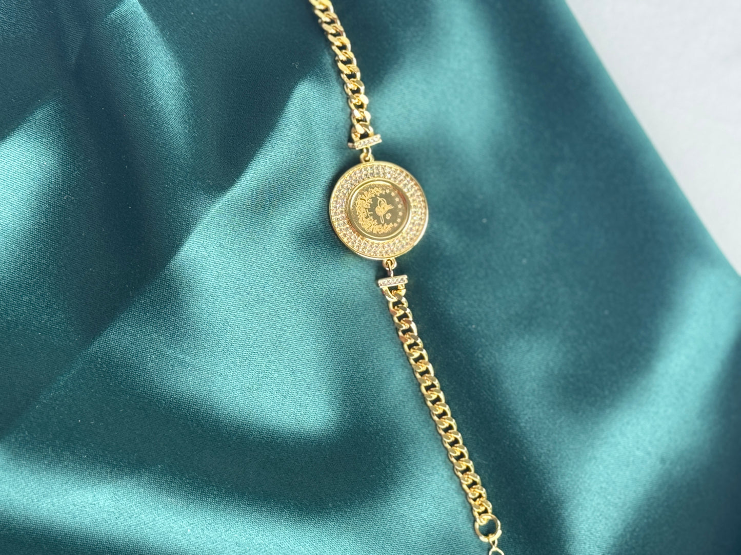 ITALIAN GOLD BRACELET.