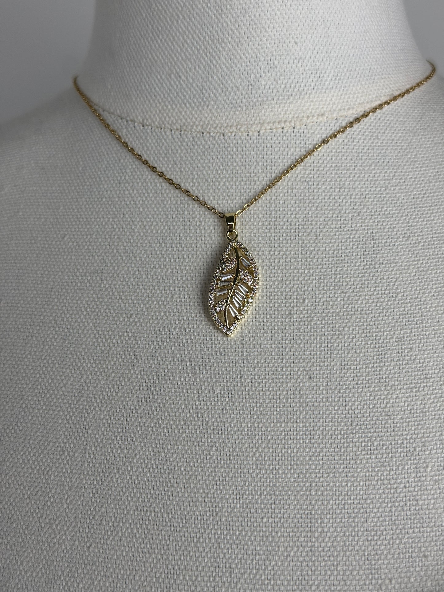 ITALIAN GOLD NECKLACE.