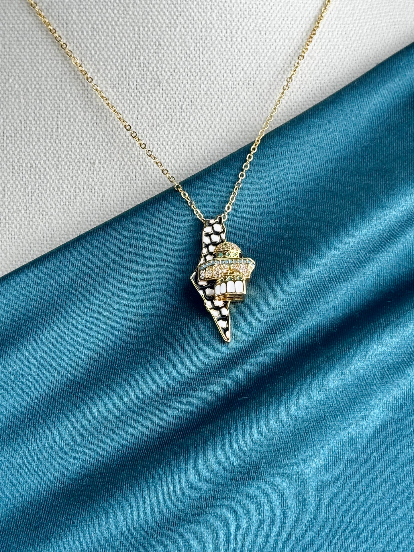 ITALIAN GOLD NECKLACE.