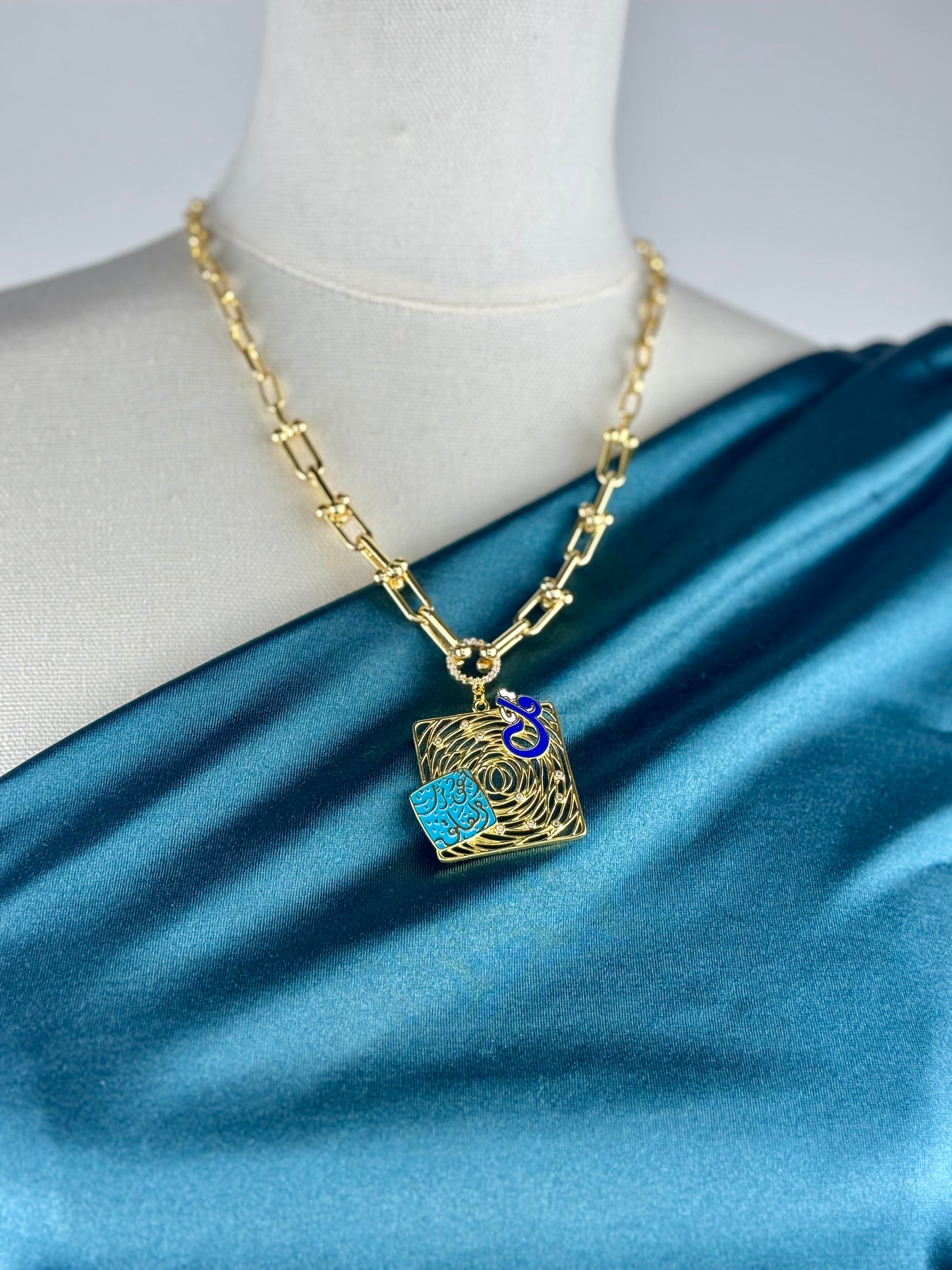 ITALIAN GOLD NECKLACE.
