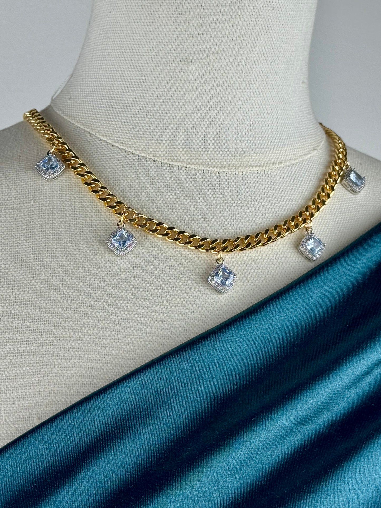 ITALIAN GOLD NECKLACE.