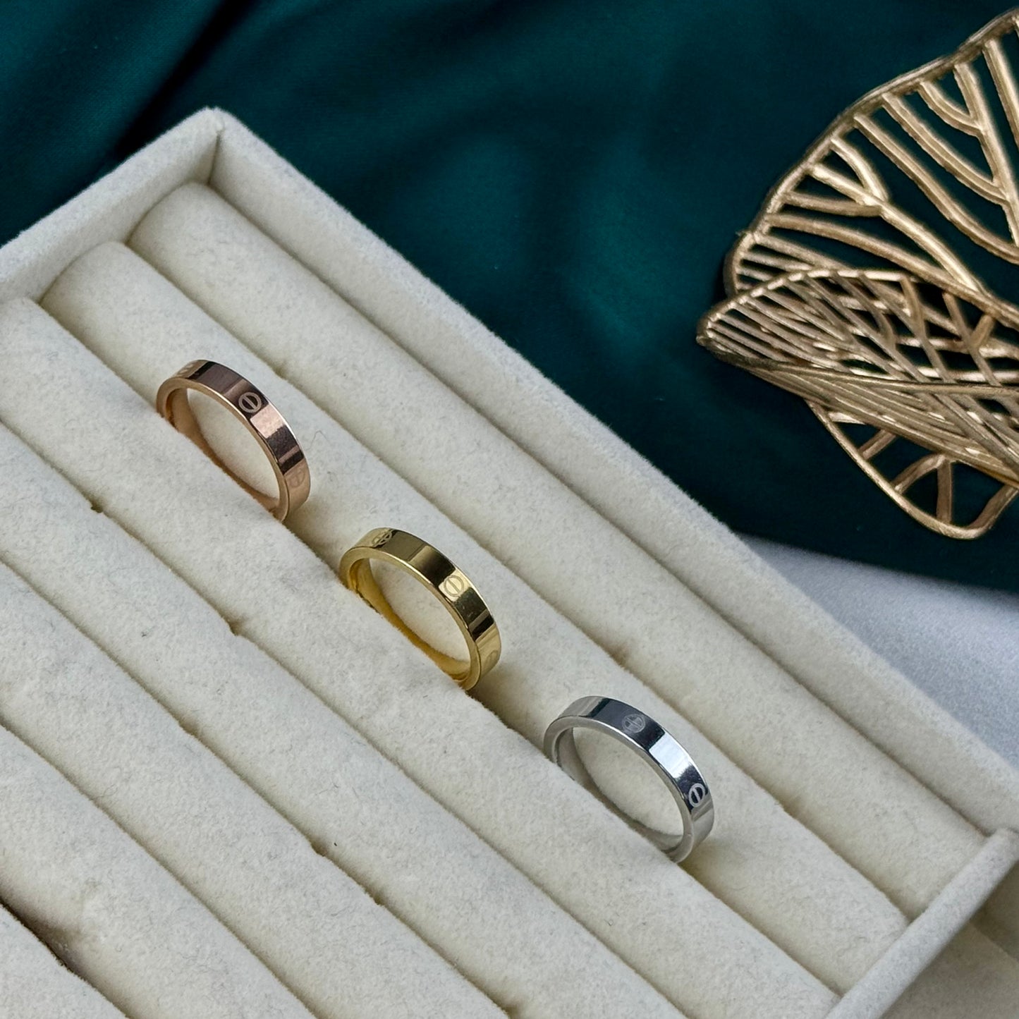 ITALIAN GOLD RINGS.