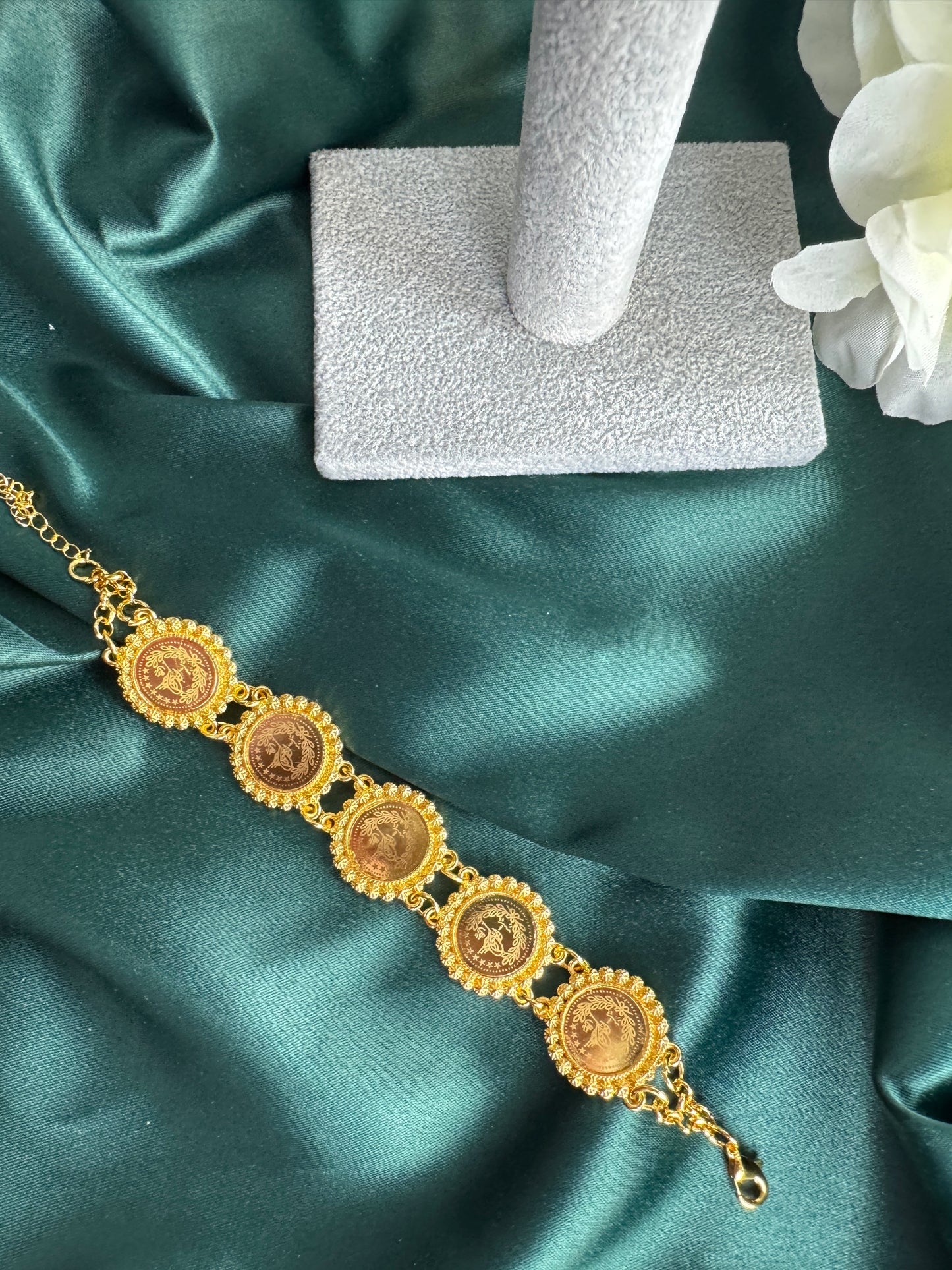 ITALIAN GOLD BRACELET.