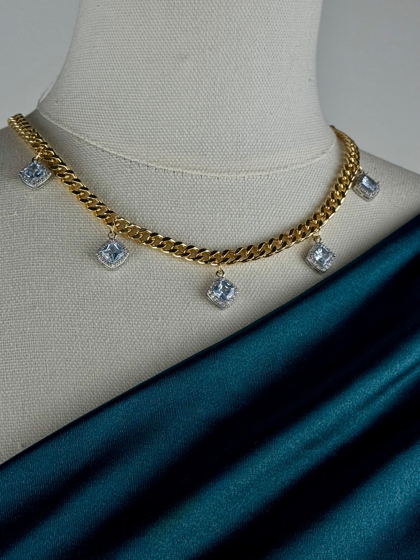 ITALIAN GOLD NECKLACE.