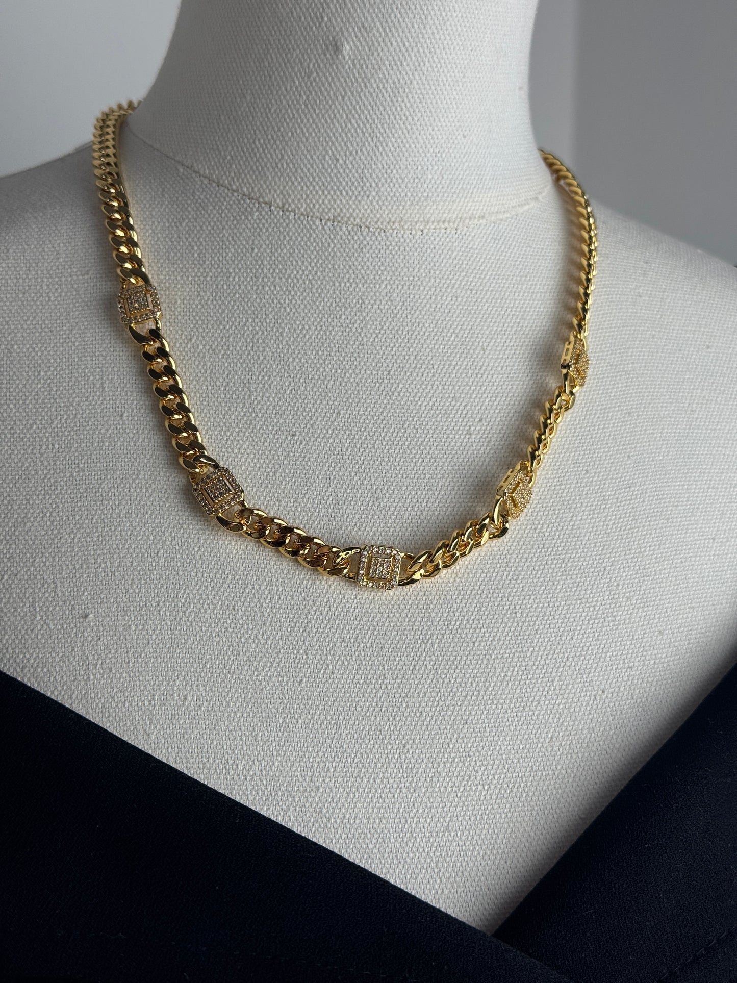 ITALIAN GOLD NECKLACE.