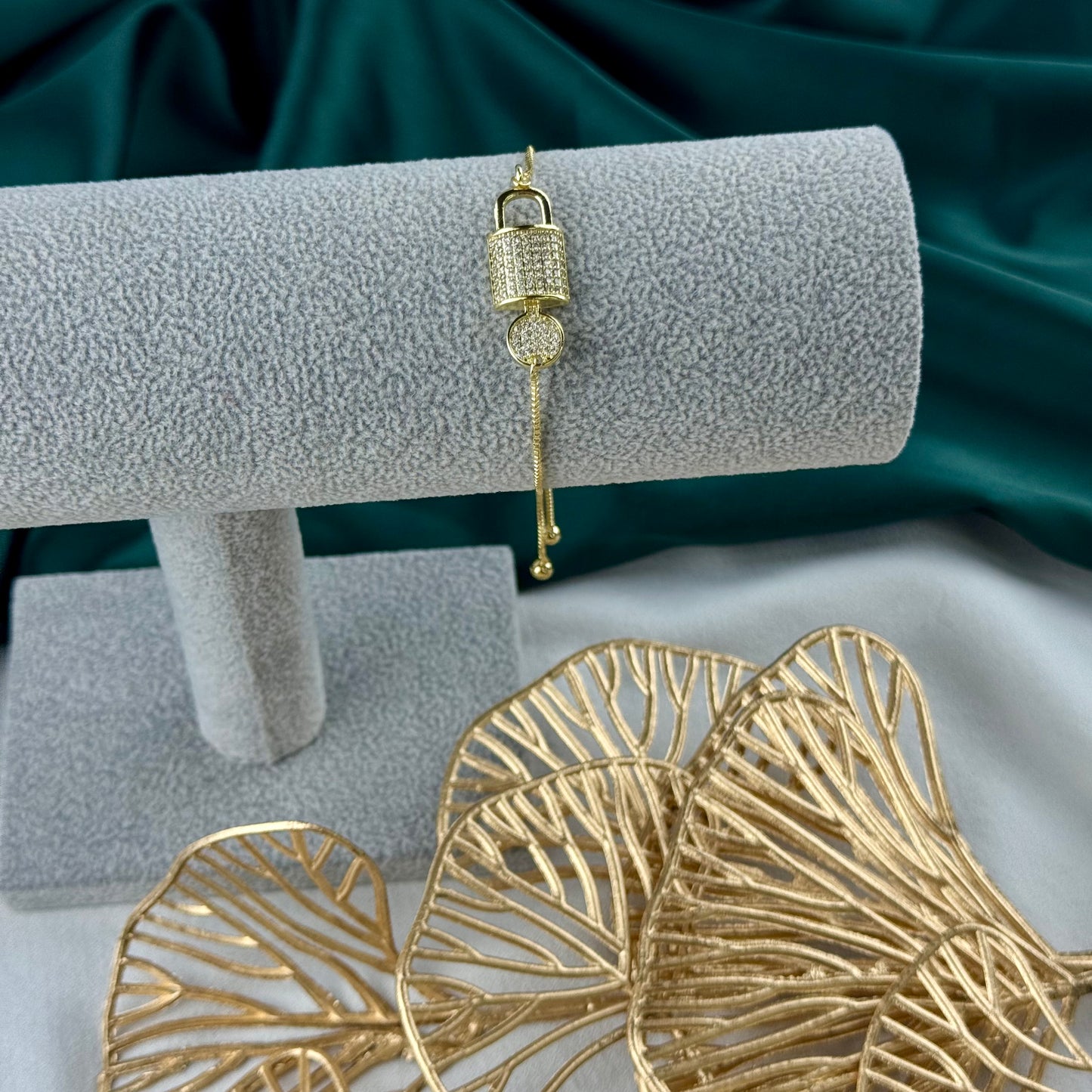 ITALIAN GOLD BRACELET.