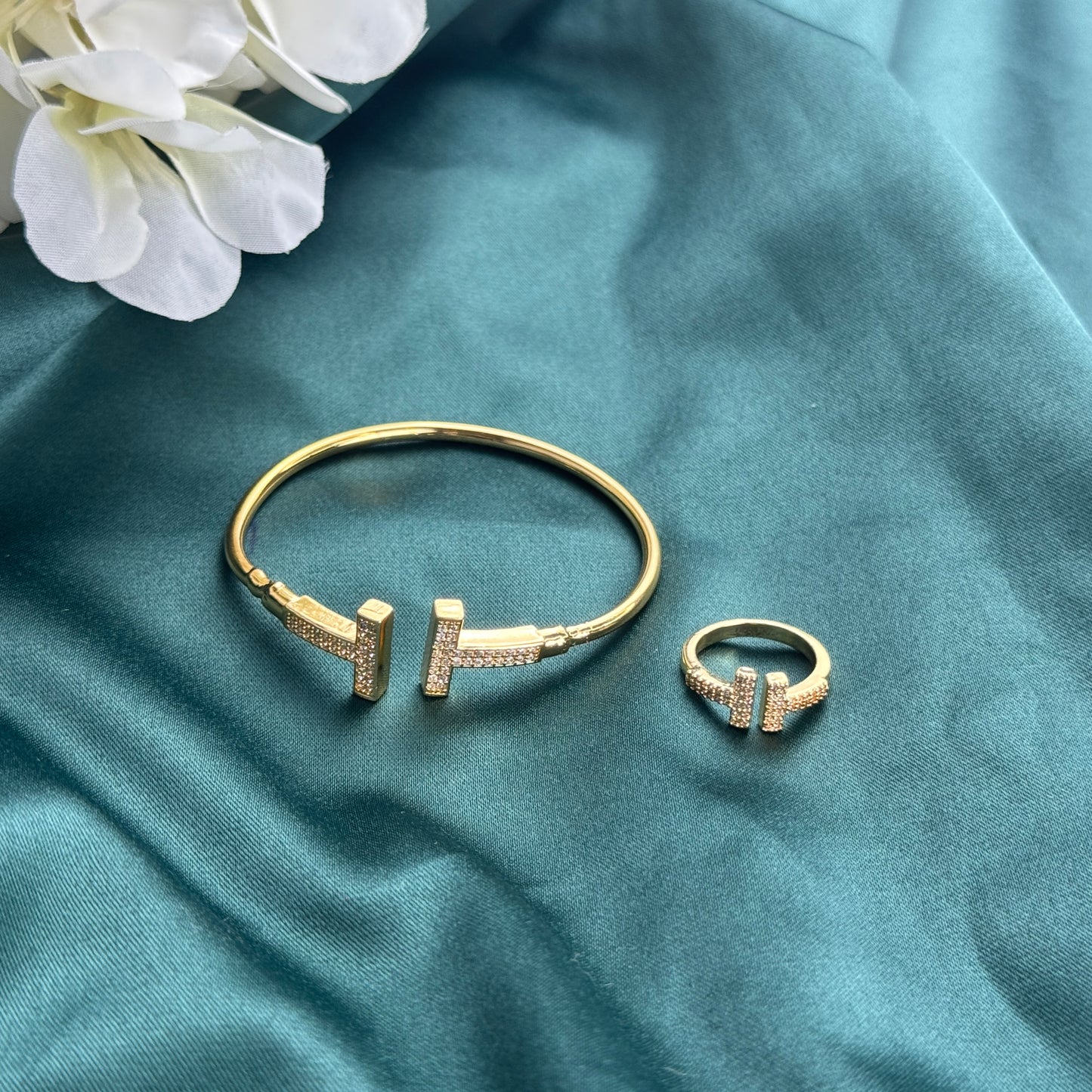 ITALIAN GOLD BRACELET AND RING SET.