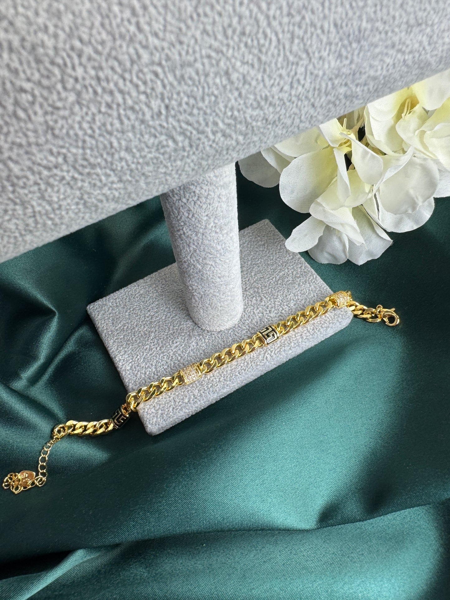 ITALIAN GOLD BRACELET.