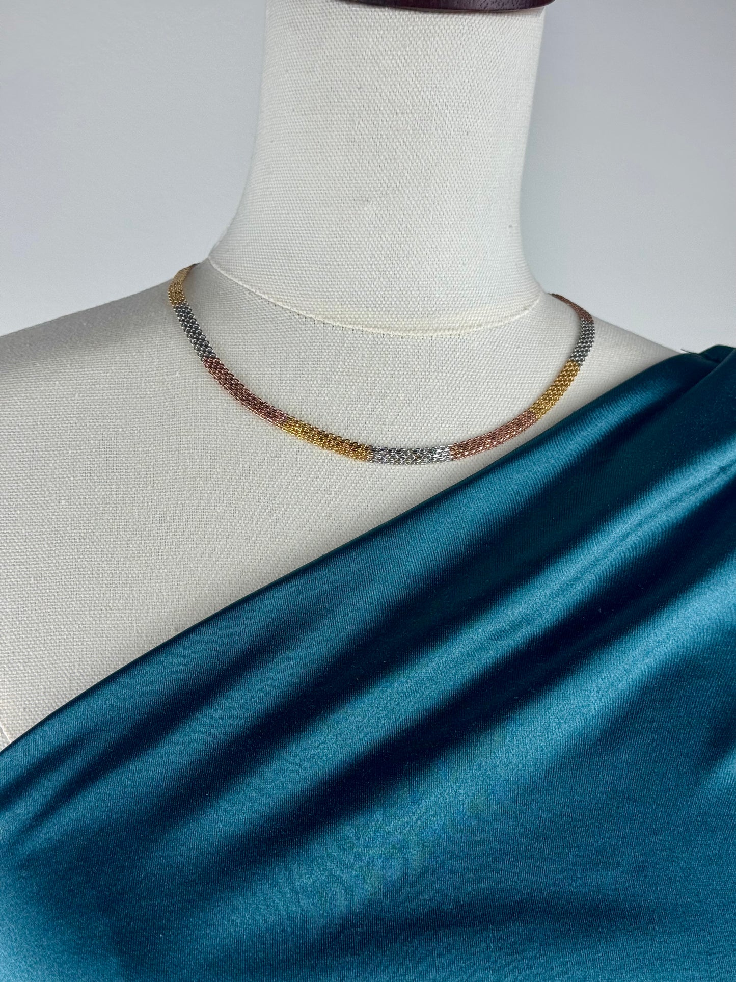 ITALIAN GOLD NECKLACE.
