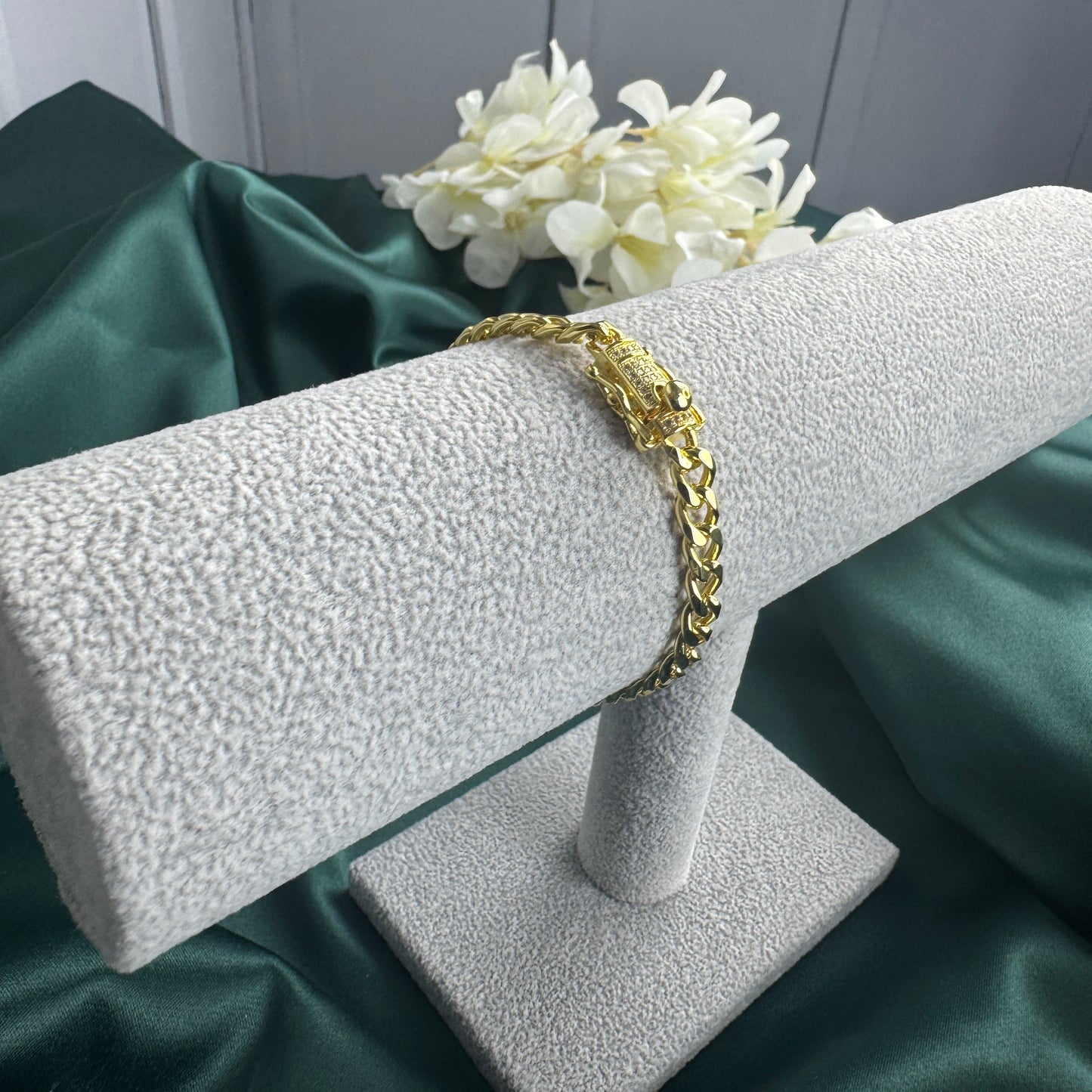 ITALIAN GOLD BRACELET.