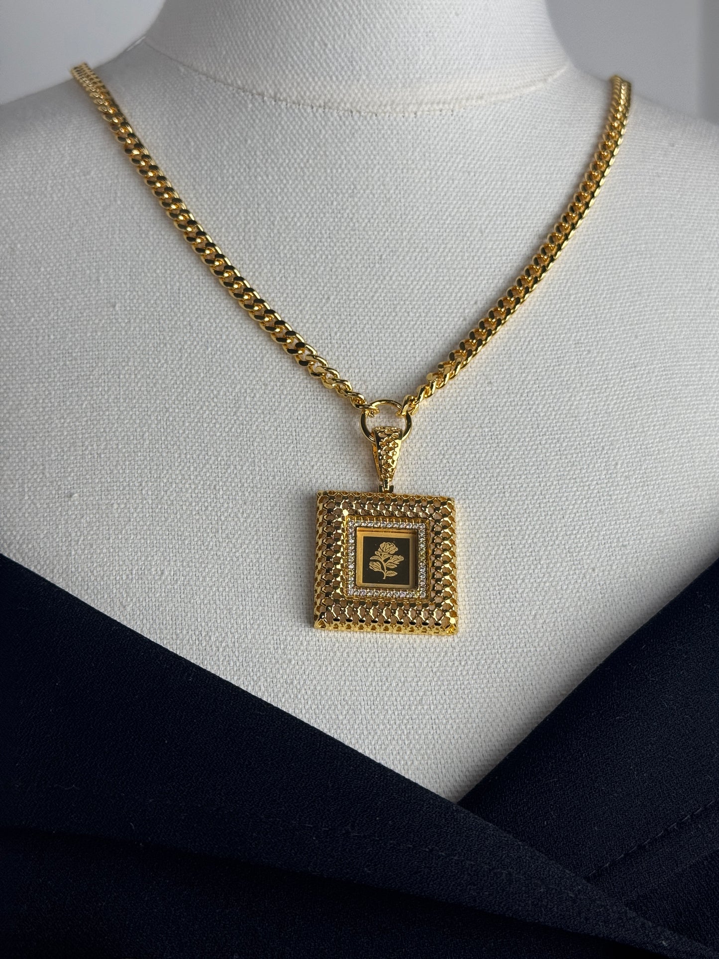ITALIAN GOLD NECKLACE.