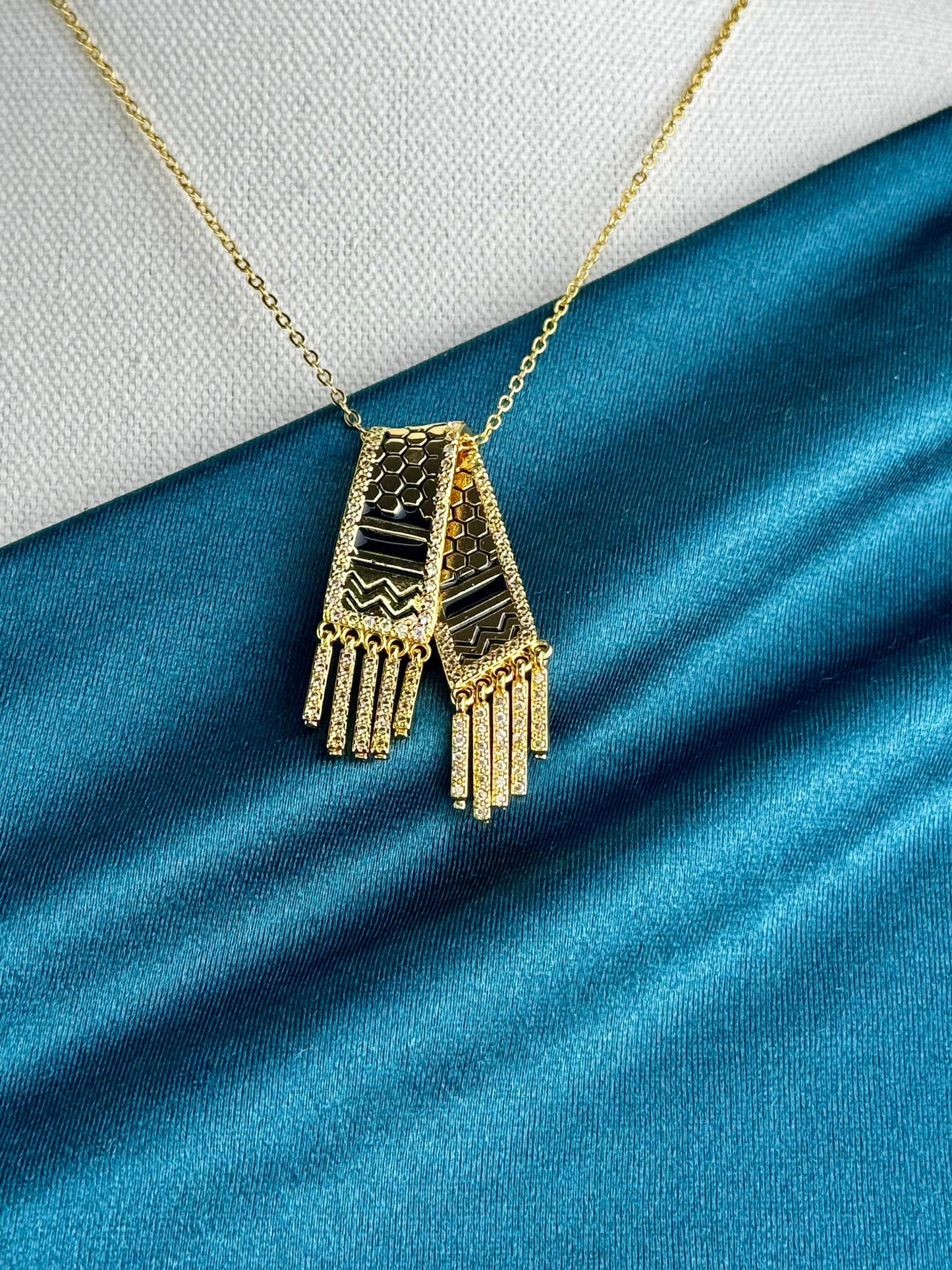 ITALIAN GOLD NECKLACE.