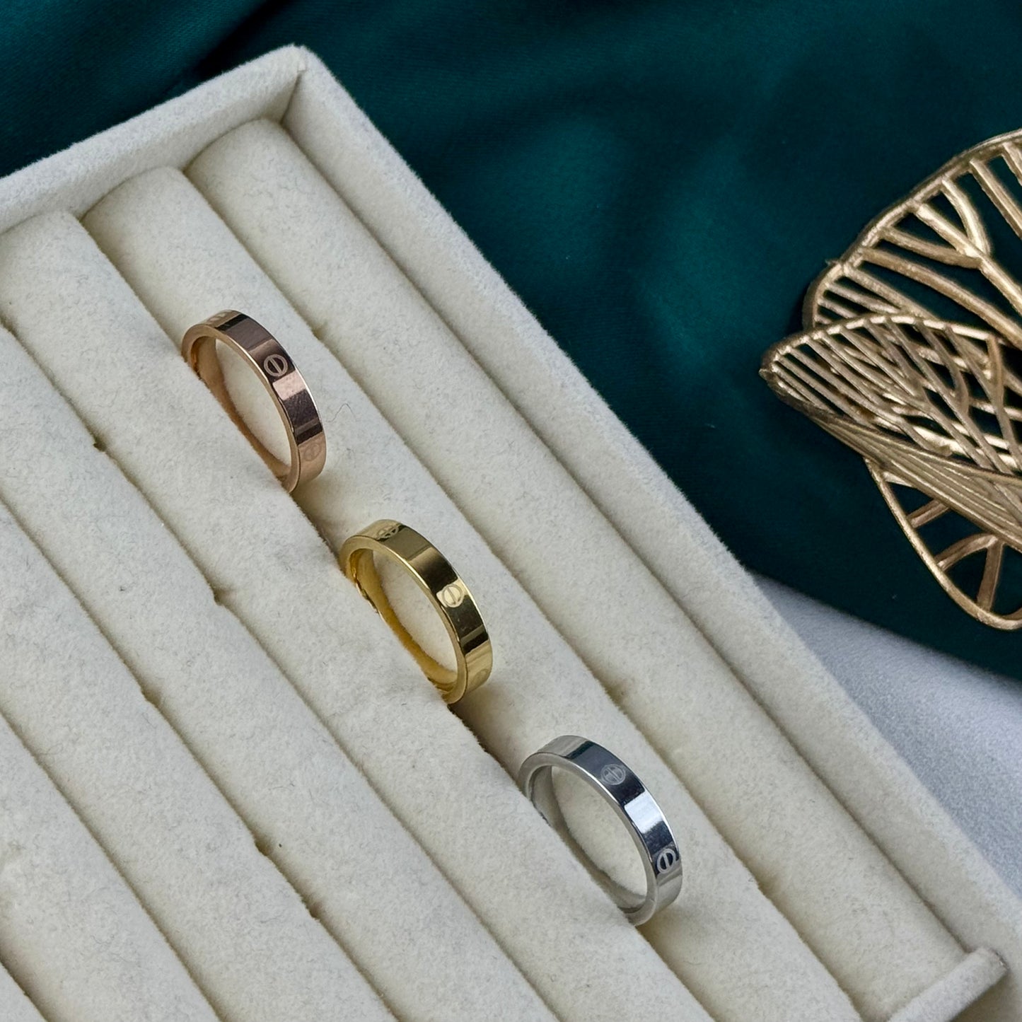ITALIAN GOLD RINGS.