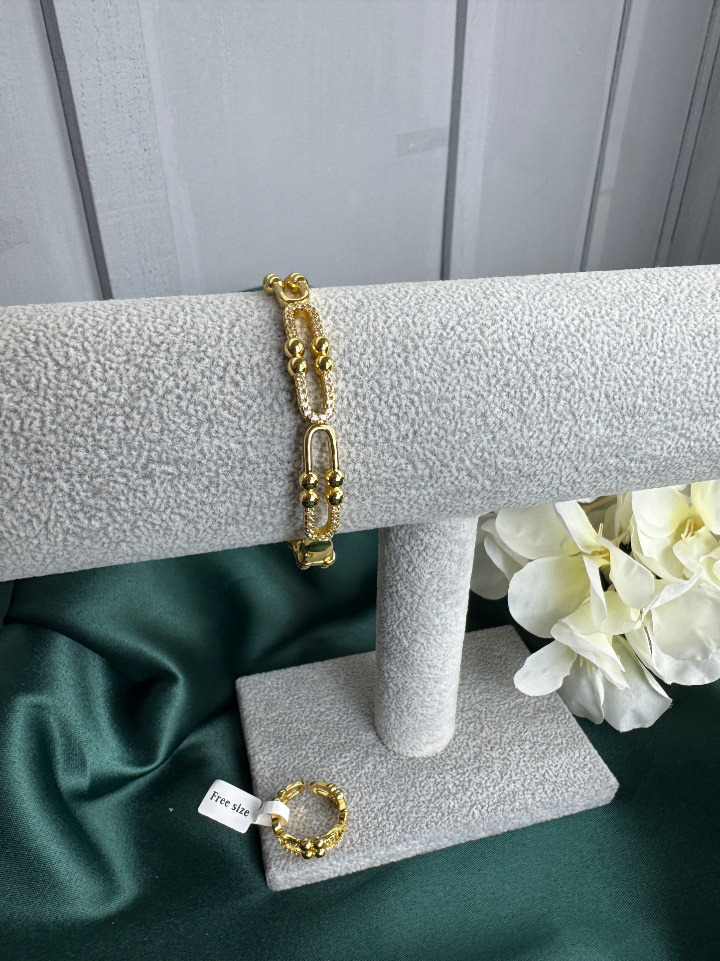 ITALIAN GOLD BRACELET AND RING SET.