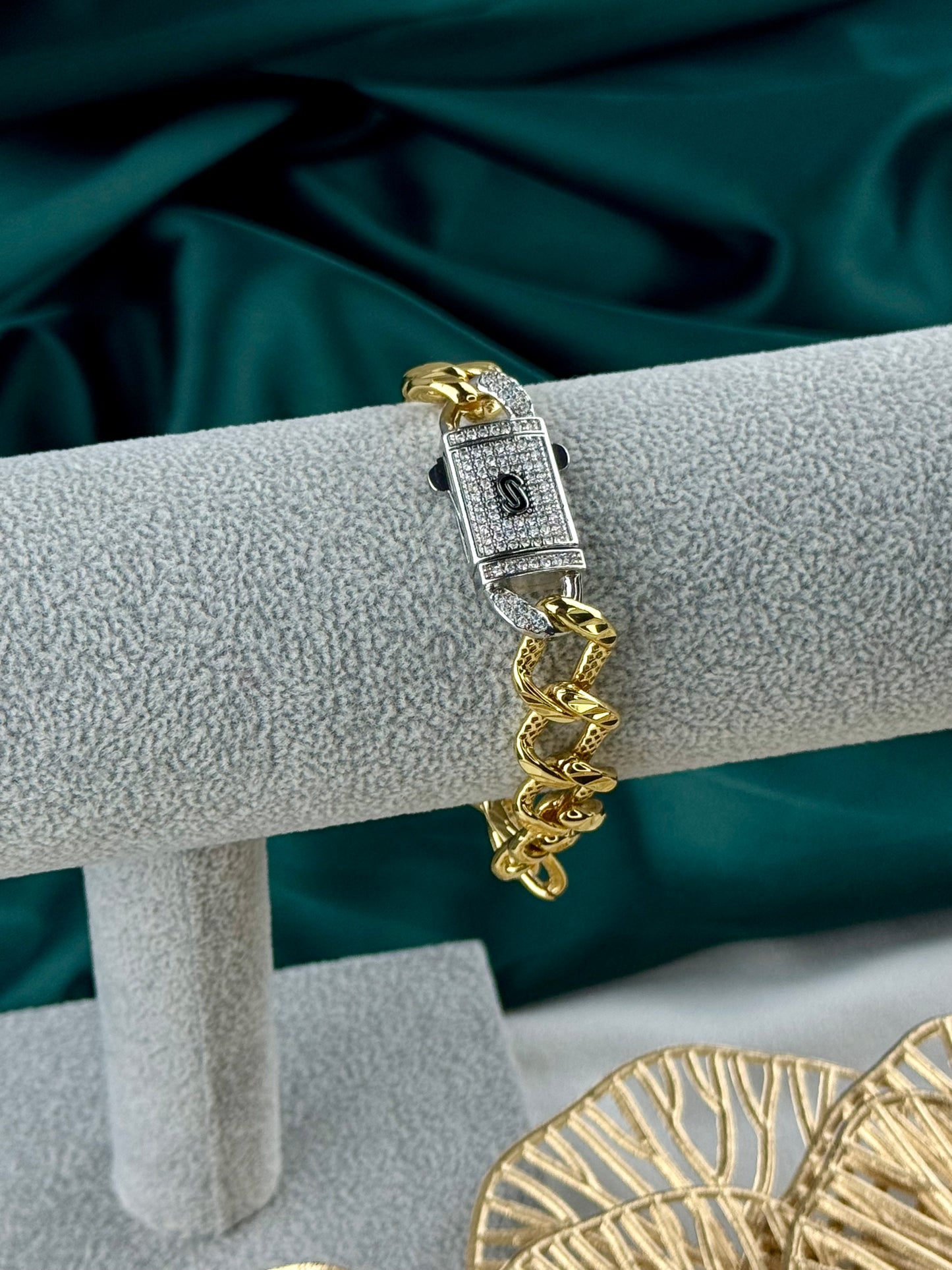 ITALIAN GOLD BRACELET.