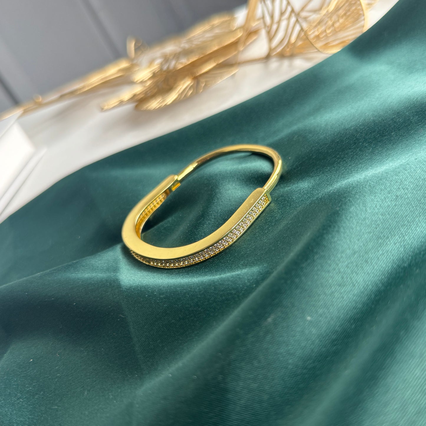 ITALIAN GOLD BANGLE BRACELET.