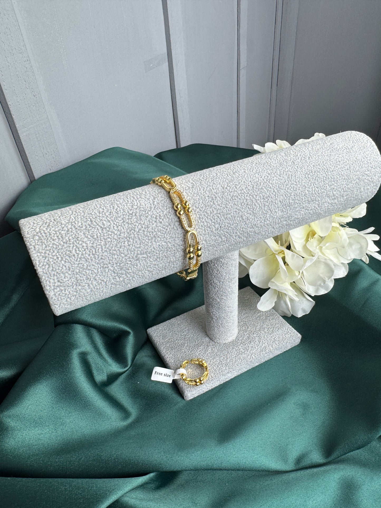 ITALIAN GOLD BRACELET AND RING SET.