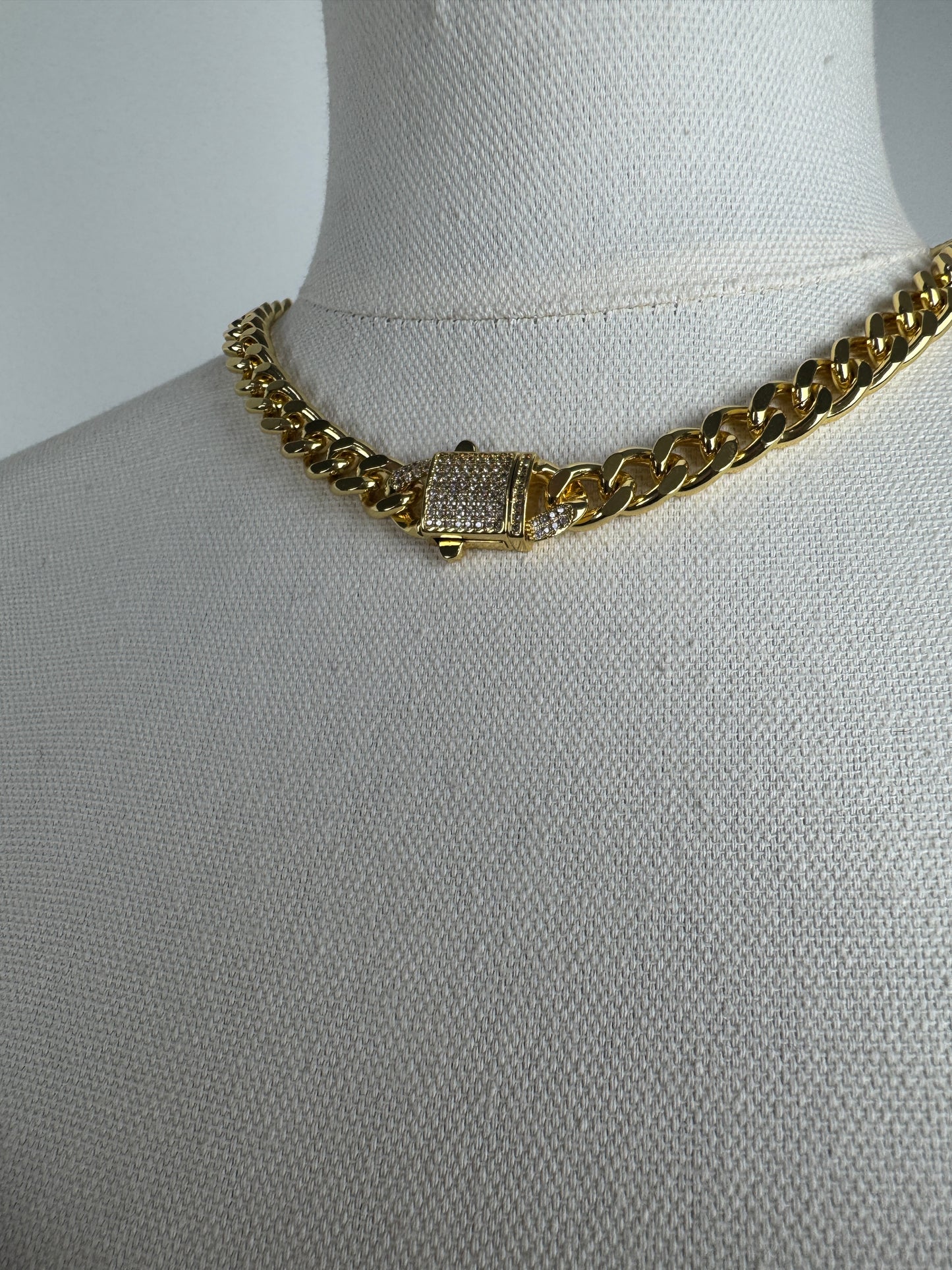 ITALIAN GOLD NECKLACE.