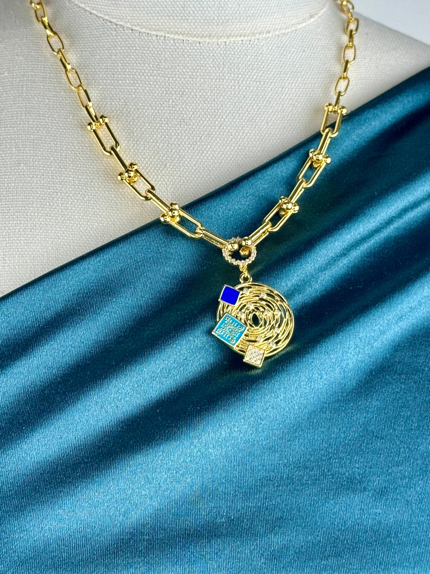 ITALIAN GOLD NECKLACE.