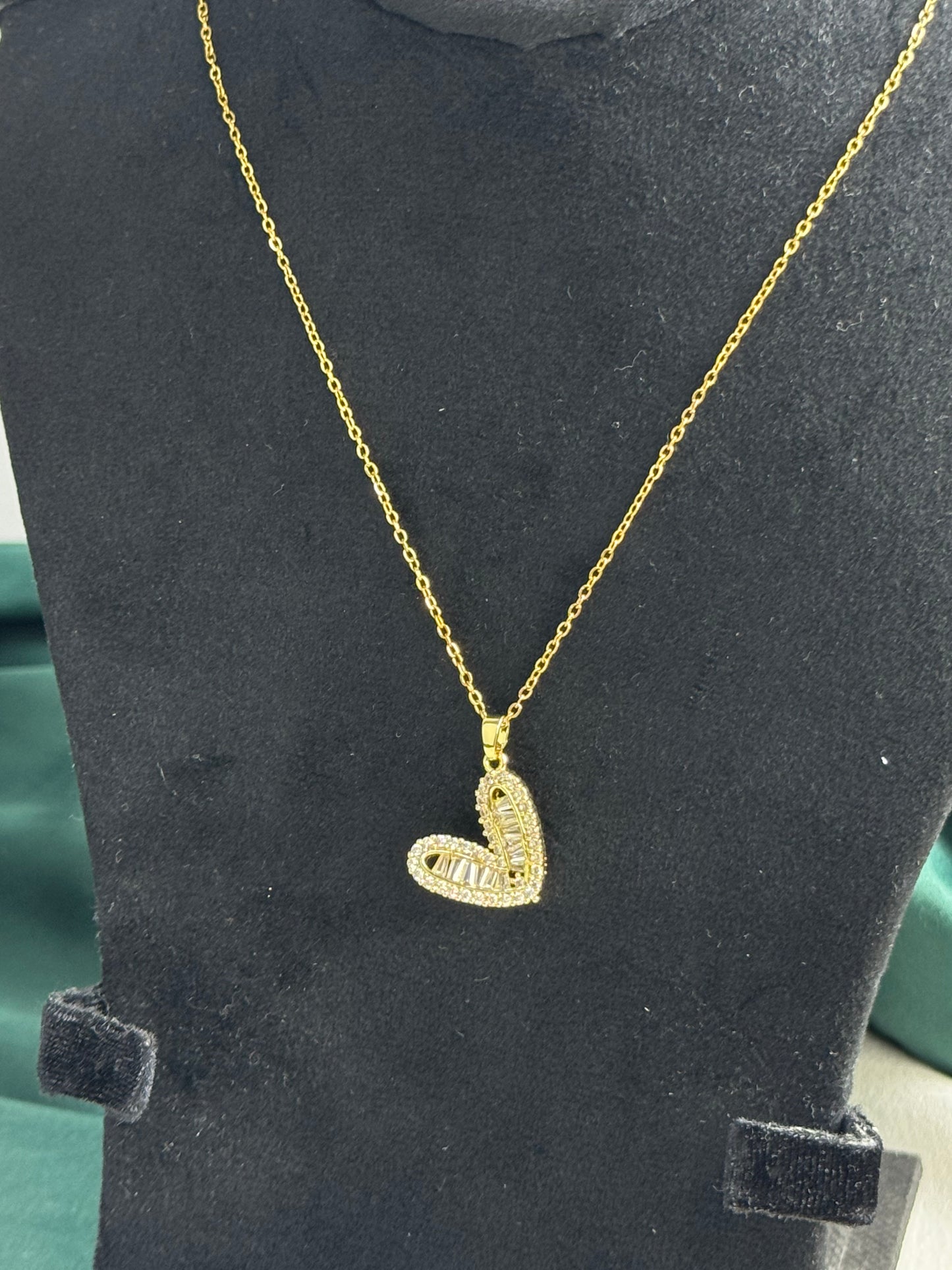 ITALIAN GOLD NECKLACE.