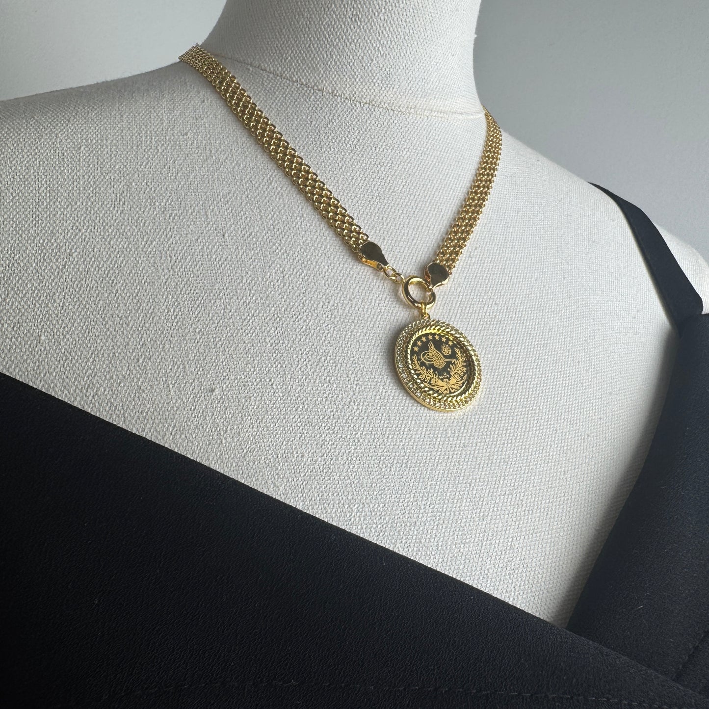 ITALIAN GOLD NECKLACE.