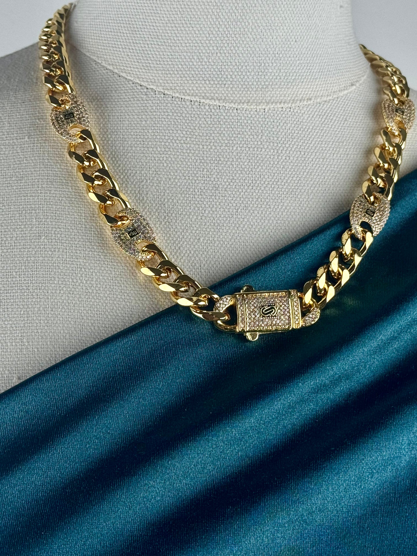 ITALIAN GOLD NECKLACE.