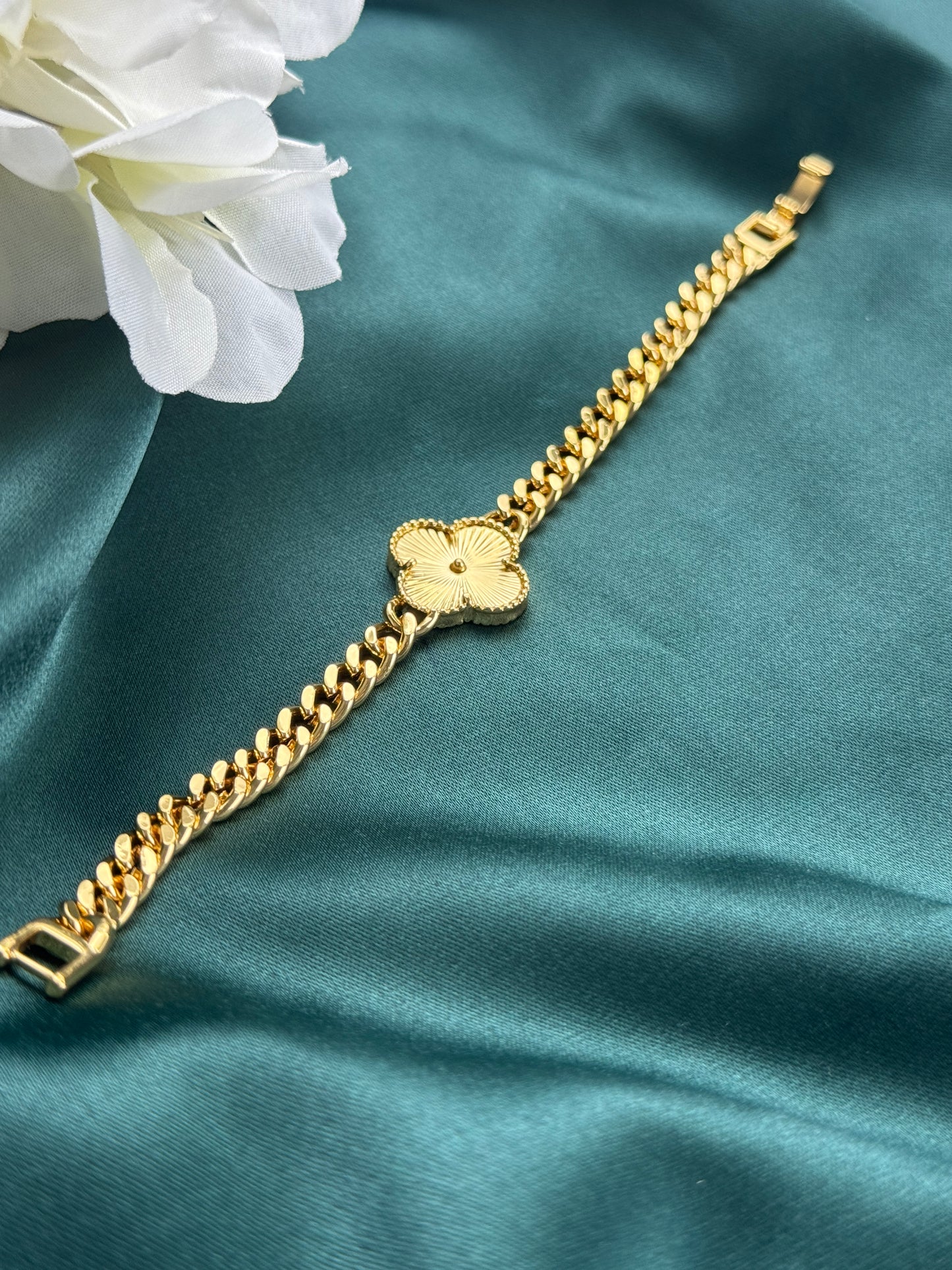 ITALIAN GOLD BRACELET.