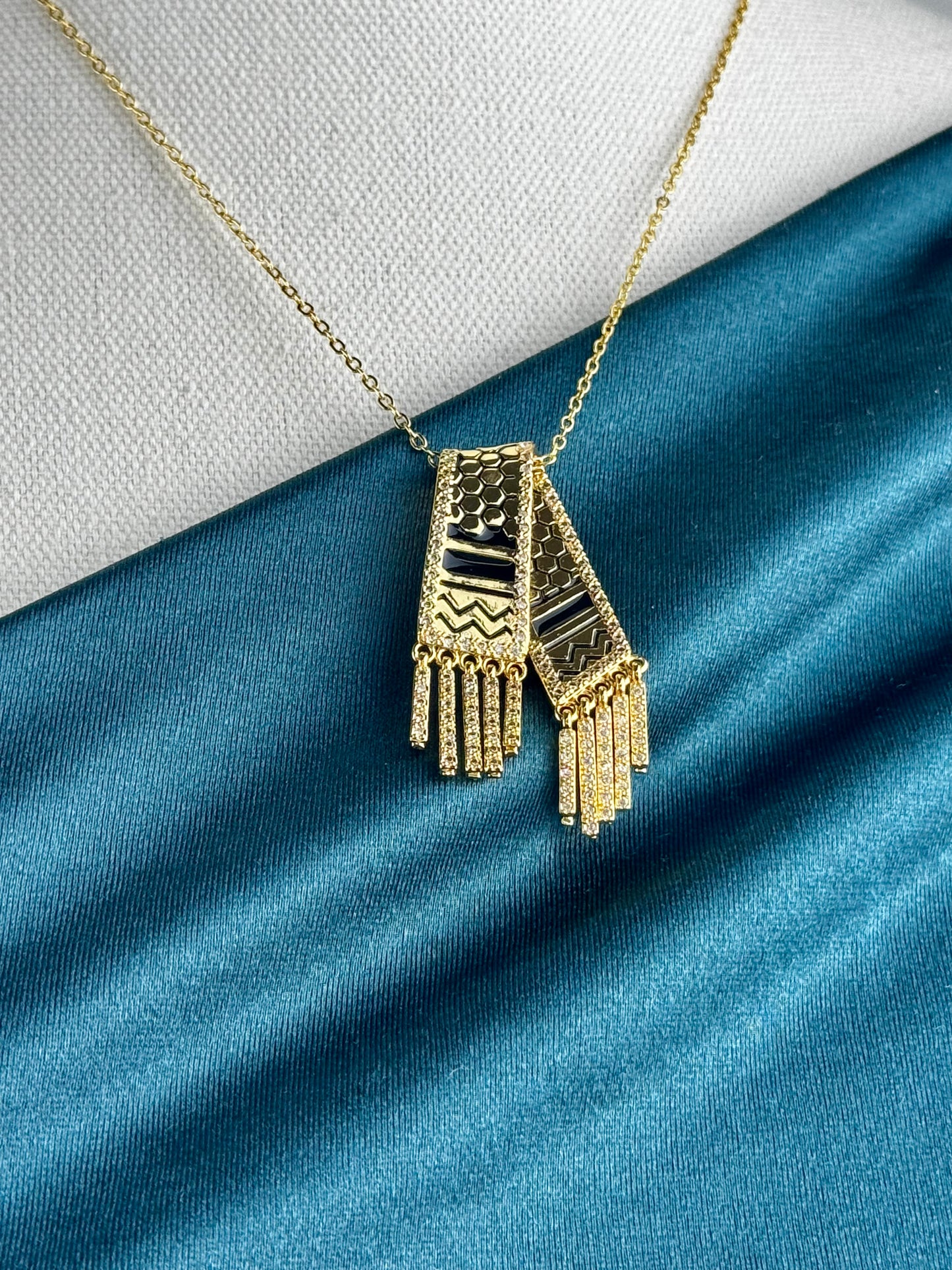 ITALIAN GOLD NECKLACE.