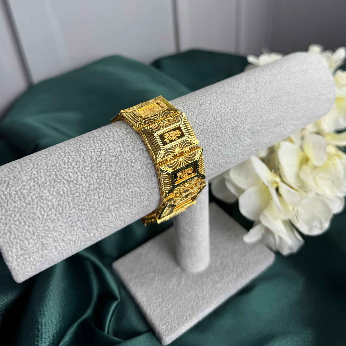 ITALIAN GOLD BRACELET.