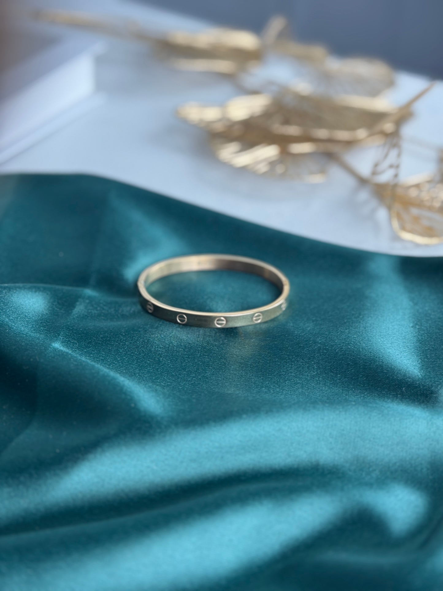 ITALIAN GOLD BANGLE BRACELET.