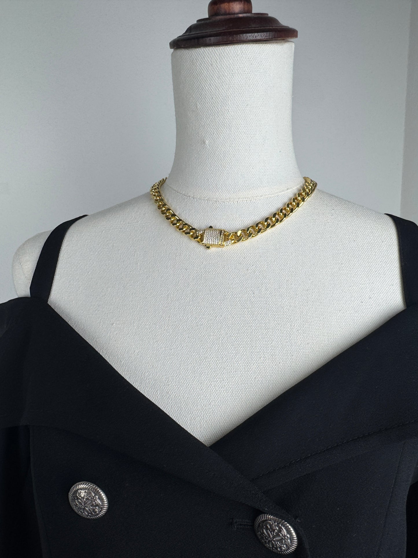 ITALIAN GOLD NECKLACE.