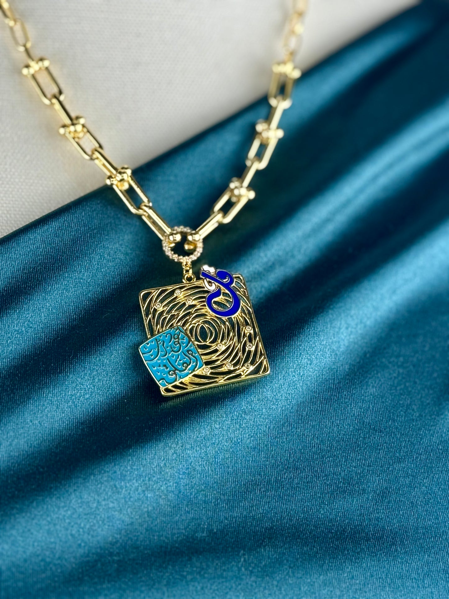 ITALIAN GOLD NECKLACE.