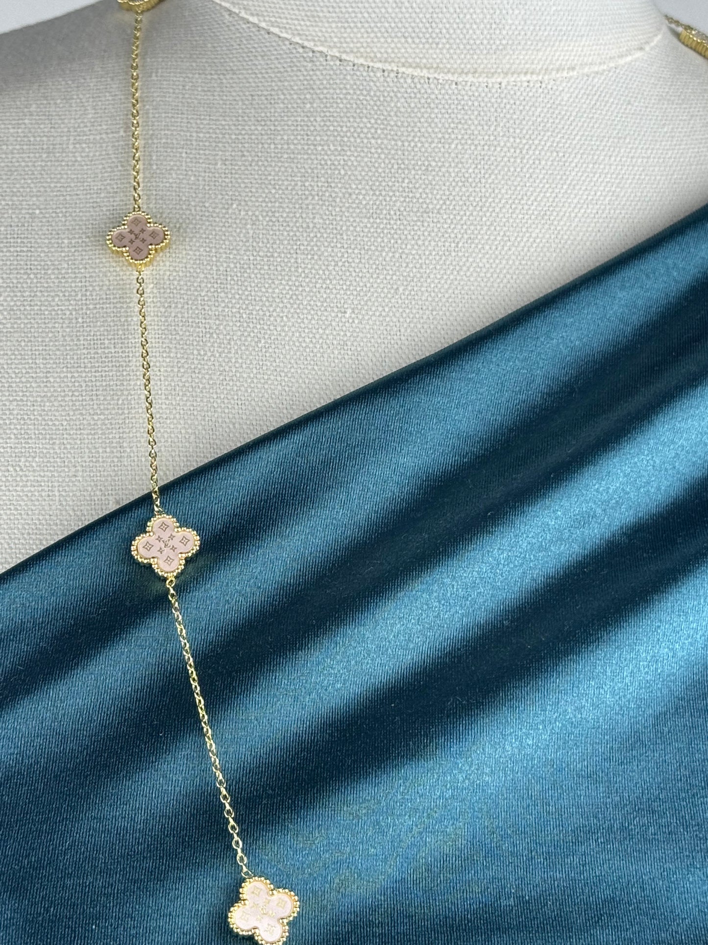 ITALIAN GOLD NECKLACE.