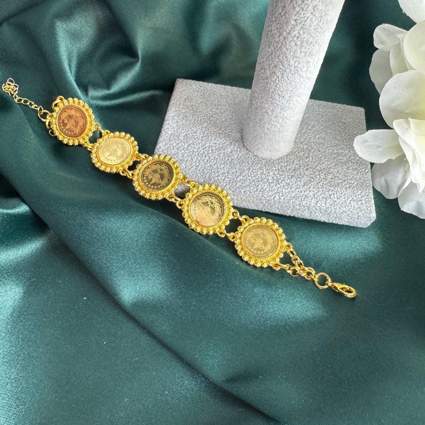 ITALIAN GOLD BRACELET.