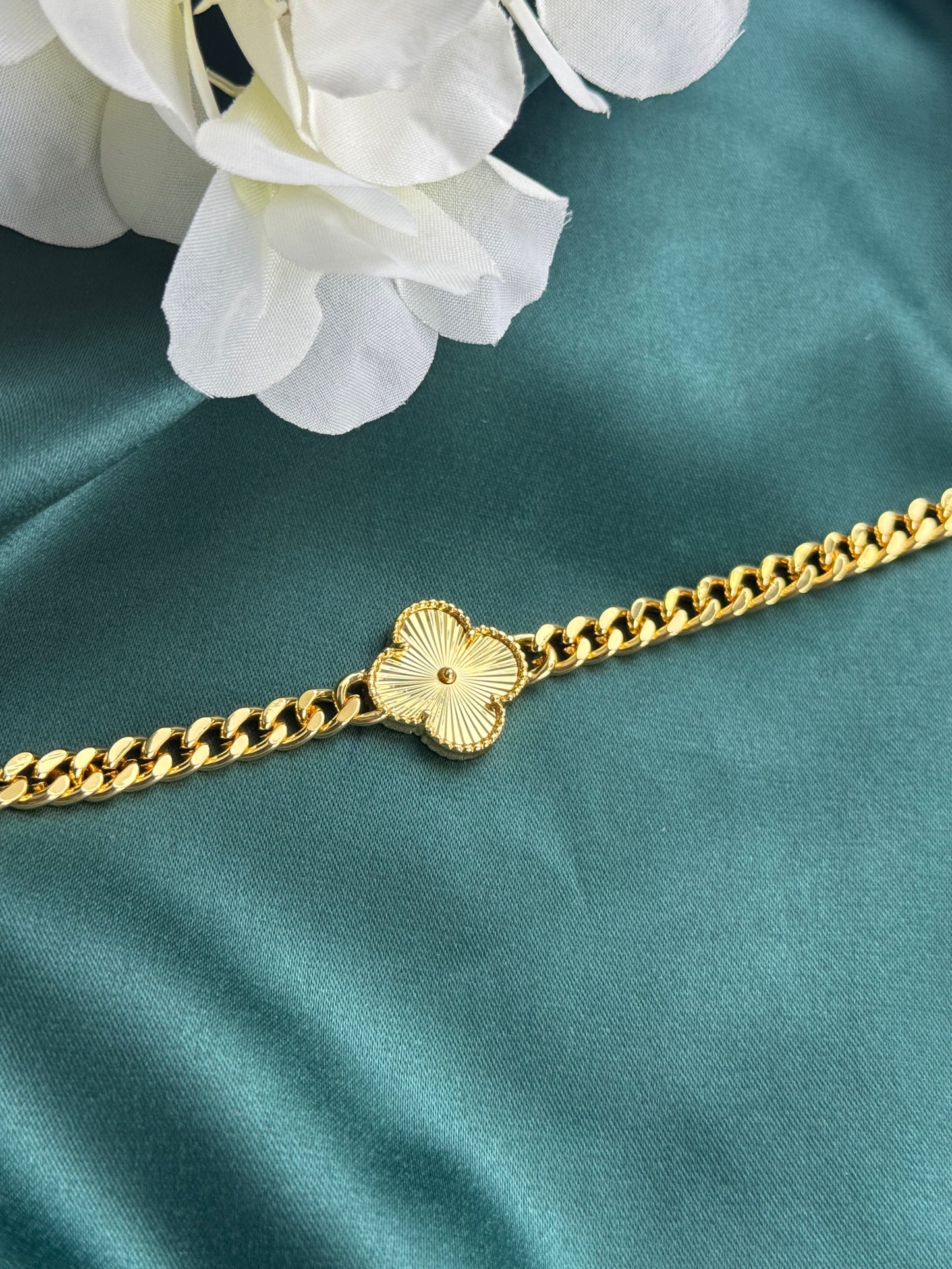 ITALIAN GOLD BRACELET.